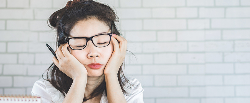 Madame qui dort pendant qu'elle travaille