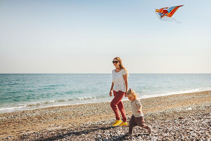 femme et sa fille sur la plage