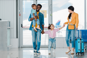 famille à l'aéroport