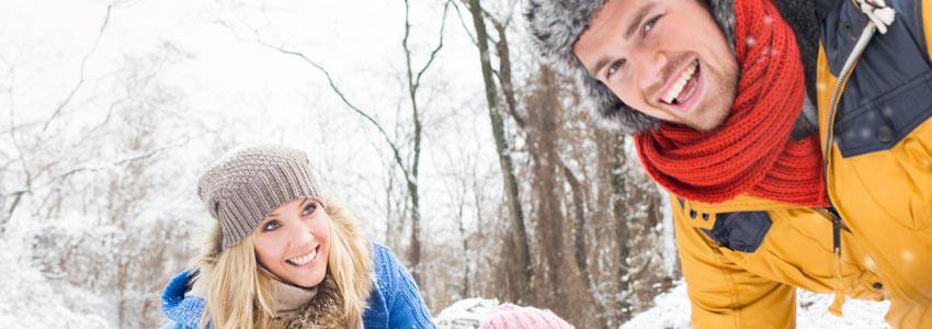 Une famille contente joue dans la neige