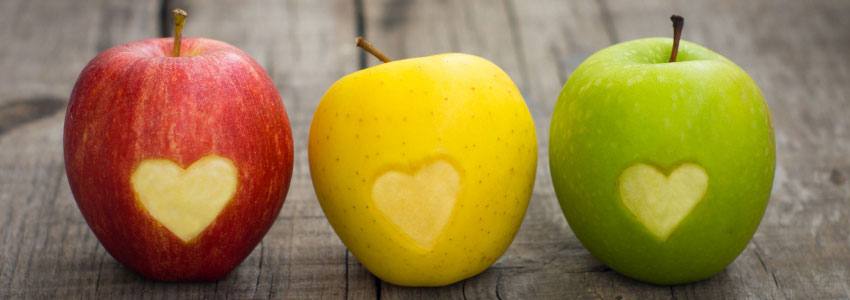 Trois pommes avec des coeurs dessus