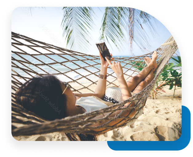 Femme assise sur un divan et qui regarde l’Espace client Croix Bleue sur son cellulaire. 