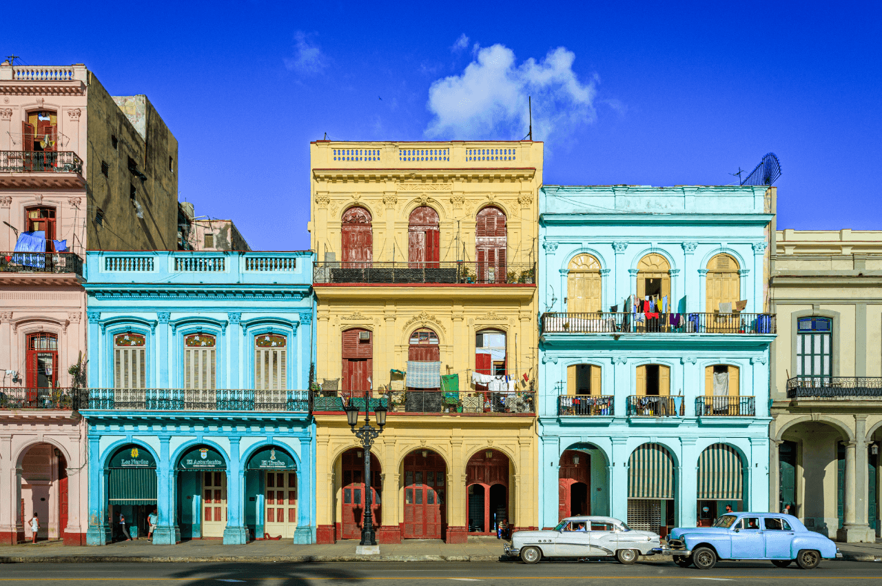 Édifices colorés sur une rue de Cuba