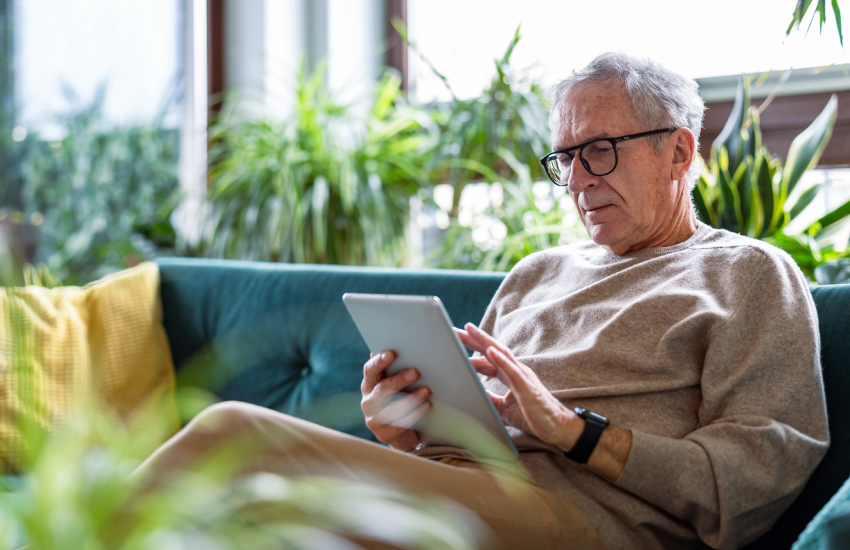 Homme lit sur sa tablette