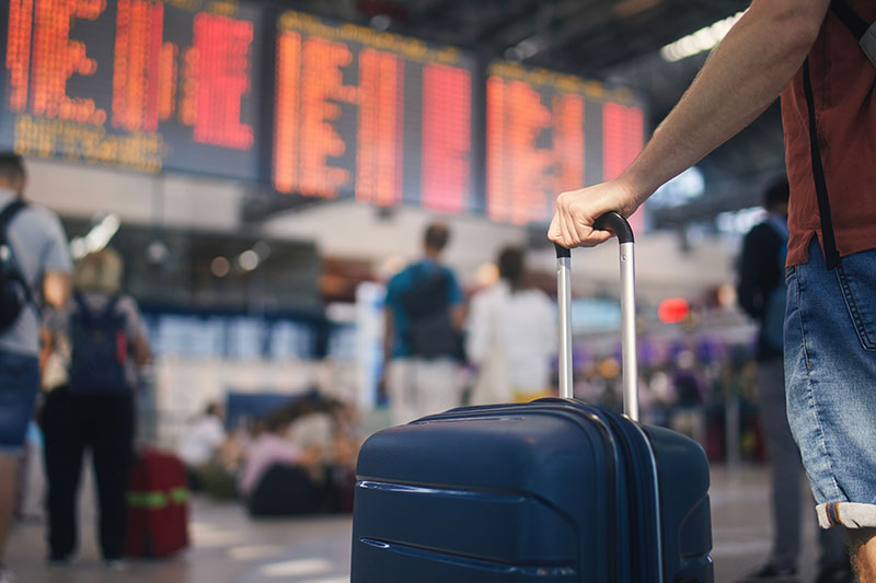 voyageur avec ses bagages a l'aeoroport