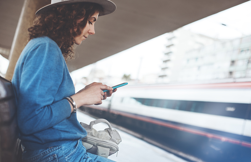 une femme regarde son téléphone