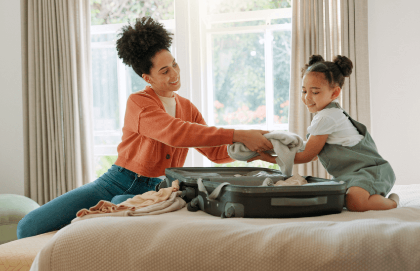 Mère prépare valise de voyage avec sa fille