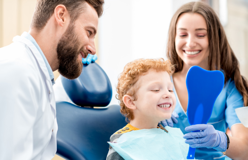 un enfant chez le dentiste