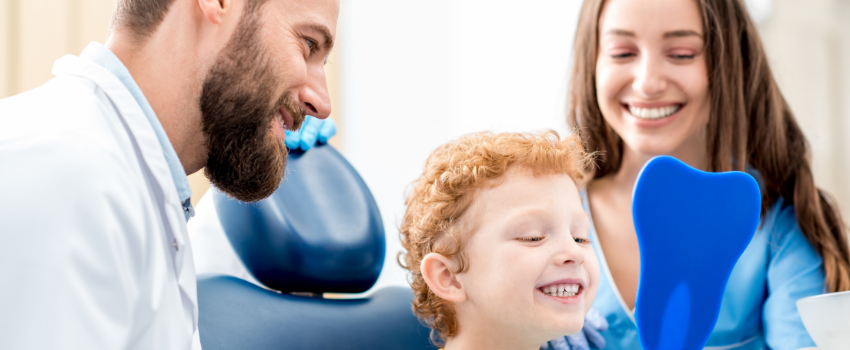 un enfant chez le dentiste