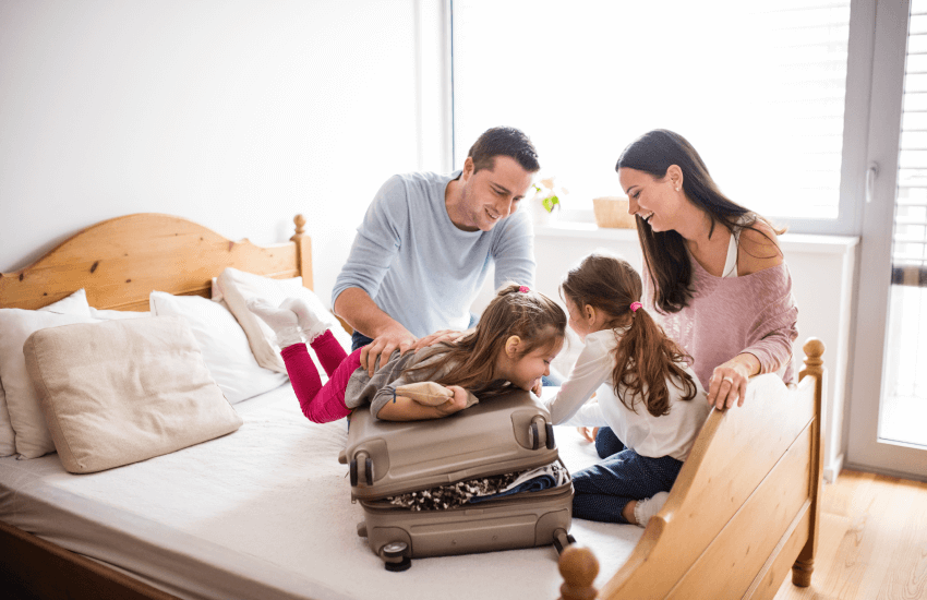 Famille en train de préparer leur valise de voyage