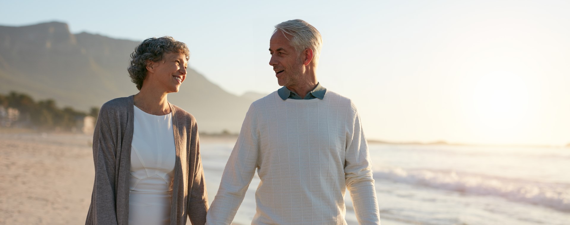 couple de retraité marchant sur la plage